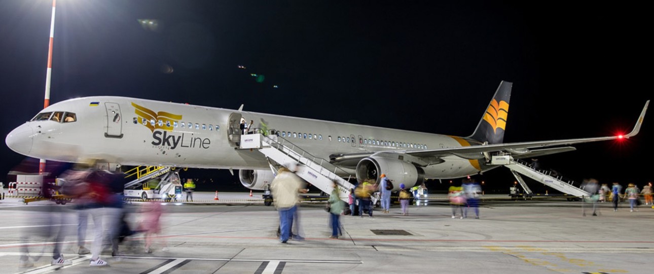 Boeing 757 in den Farben von Skyline Express: In Warschau Radom der größte Flieger.