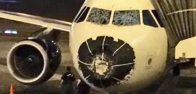 Der beschädigte Airbus A320 von Delta: Arg lädiert.