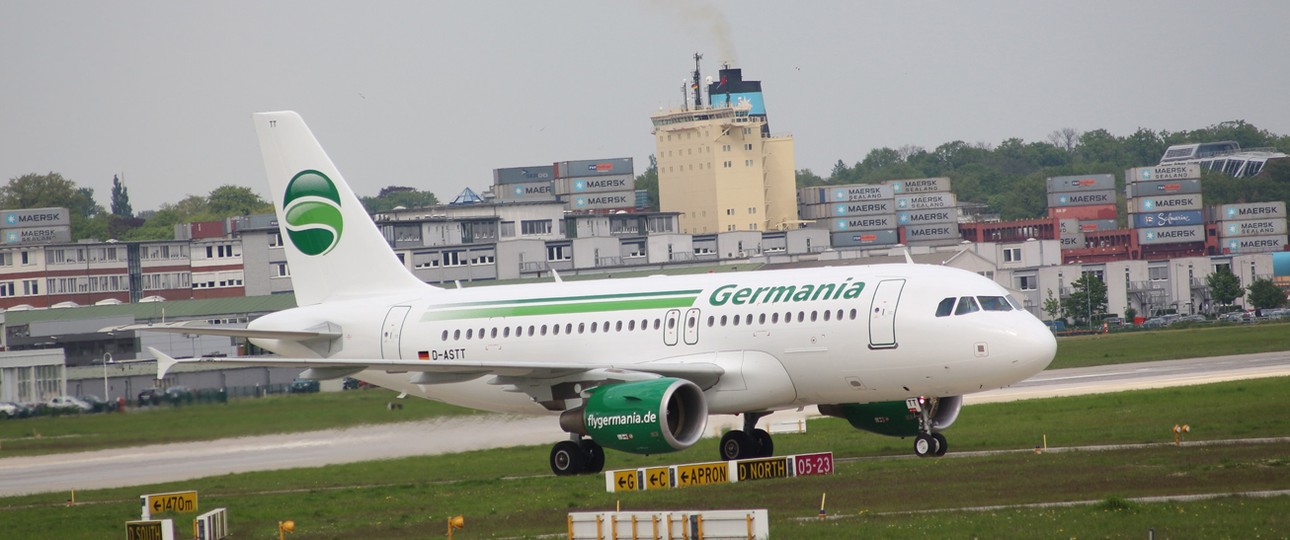 A319 von Germania in Hamburg-Finkenwerder: Brachte Mitarbeiter nach Toulouse.