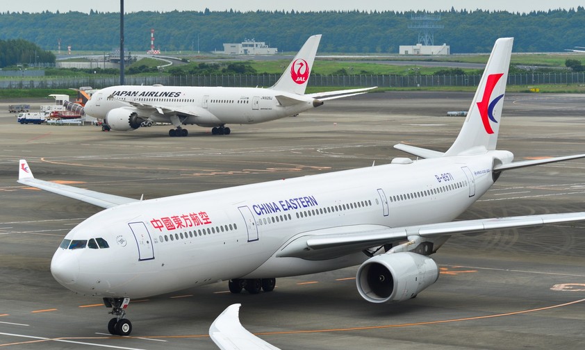 Airbus a330 von China Eastern im Hintergrund steht ein Flugzeug von Japan Airlines: Chinesische Airlines erleben derzeit eine Stornierungswelle für Japan-Flüge.