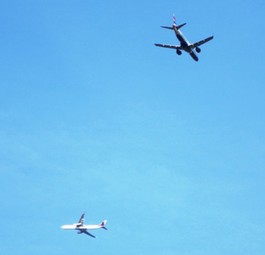 Airbus A330 von Qatar und Embraer E190 von British Airways: Bald mehr im Gleichtakt.