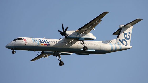 Auch bei Flugzeugen mit 71 bis 90 Sitzen liegt Bombardier vorne. Im Bild eine Dash 8 von Flybe. Embraer kommt auf 31 Prozent.