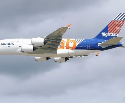Der Airbus A380 im Flightlab-Design beim tiefen Überflug: Ein Triebwerk wird ausgetauscht werden.