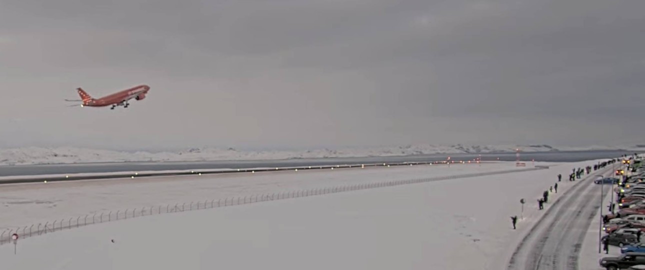 Der Airbus A330-800 von Air Greenland beim ersten Start in Nuuk Richtung Kopenhagen: Lockte viele Besucher an.