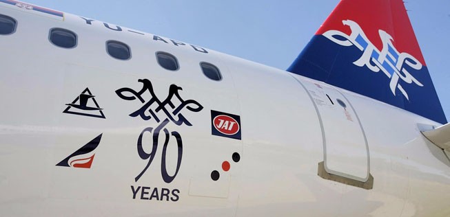 Zum 90-jährigen Jubiläum der Firmengründung verpasste Air Serbia seinen Fliegern ein spezielles Emblem.