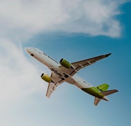 Airbus A220 von Air Baltic: Die Airline schrumpft. 