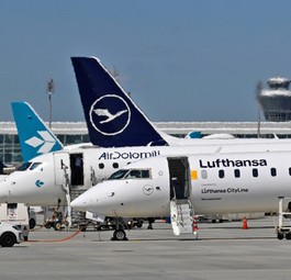 Flieger von Lufthansa und Air Dolomiti in München: Hunderte Fluggäste saßen fest
