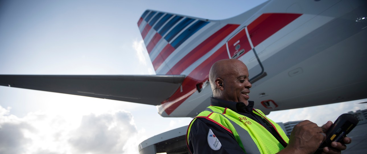 Angestellter von American Airlines Die Fluglinie schichtet um.