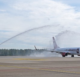Willkommen in der Heimat: Die Boeing 737 von Corendon Airlines wird mit Wasserfontäne in Nürnberg begrüßt.