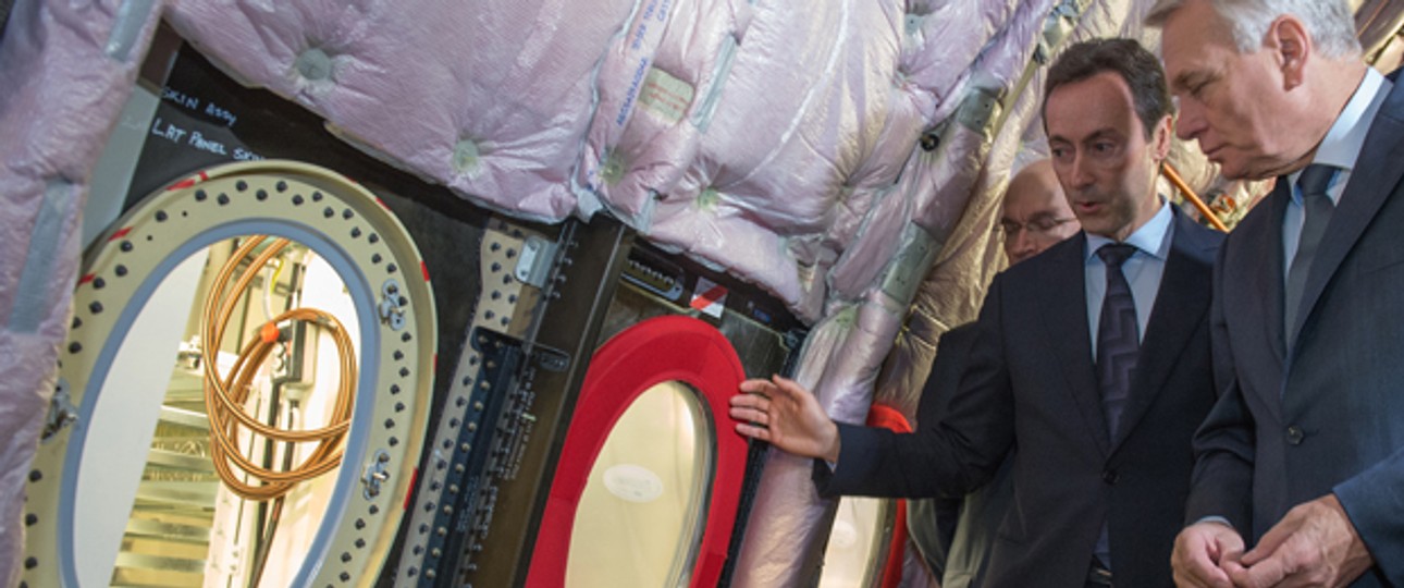 Airbus-Chef Fabrice Brégier zeigt Premier Jean-Marc Ayrault die Fenster: Bislang noch klassich.
