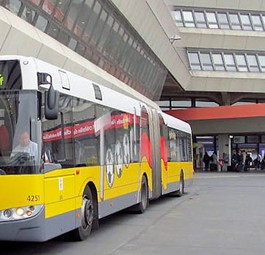 TXL-Bus vor dem Terminal 1 von Berlin-Tegel: Chaotischer Weg in die Stadt.