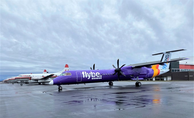 Flybe Dash 8: Der erste von elf Fliegern, der umgebaut wird, steht schon auf der Basis von Conair.