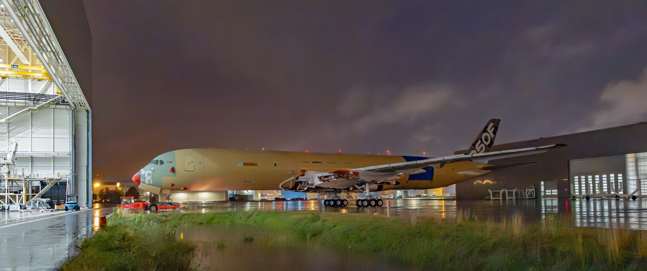 Der erste Testflieger des Airbus A350 F, die F-WXFR, Anfang November 2025: Ein zweiter wird folgen.