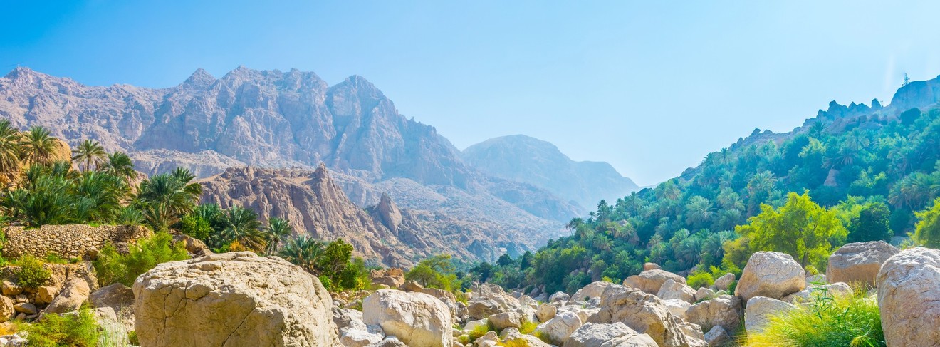 Zwischen Bergen, Wadis und Wüste zeigt Oman ganz unterschiedliche Seiten.