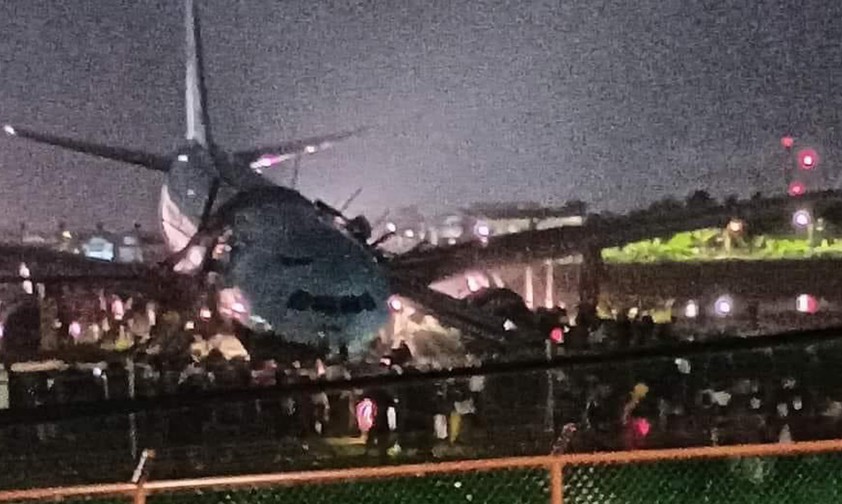 Der verunfallte Airbus A330 von Korean Air: Der Jet fiel vornüber.