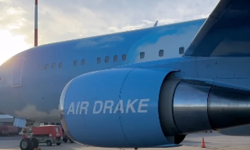 Drake Air in Hamburg: Das Flugzeug ist seit dem 21. September in Hamburg.