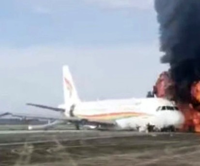 Airbus A319 kommt bei Start von Piste ab und fängt Feuer
