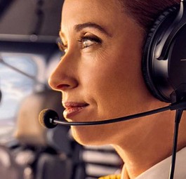 Eine Pilotin trägt das Bose A30-Headset: Nach 13 Jahren das erste Mal ein neues.