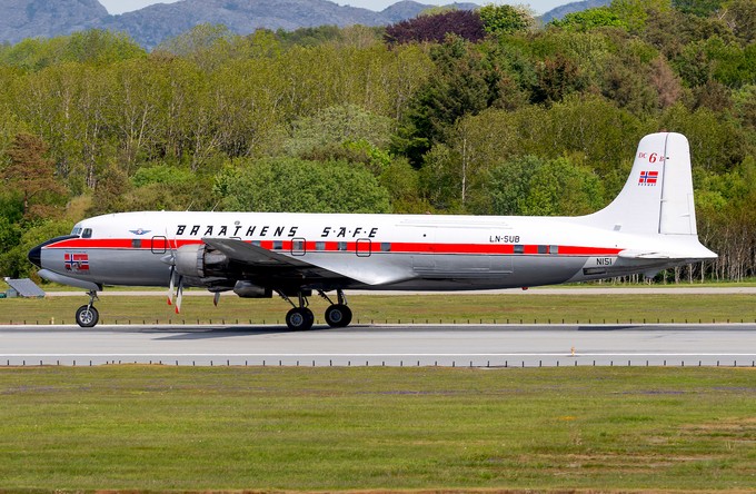 Die DC-6 nach der Landung in Stavanger. Gut zu erkennen: Das historische Kennzeichen LN-SUB und dasjenige des Atlantikflugs, N151.