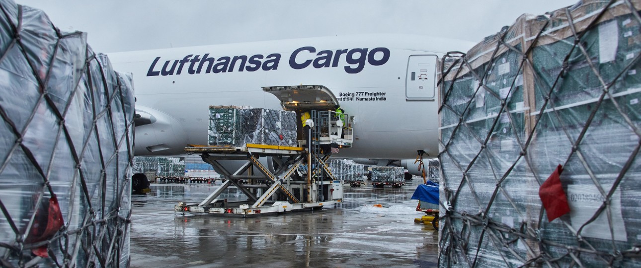 Lufthansa Cargos Boeing 777F mit dem Kennzeichen D-ALFH wird in Frankfurt beladen.