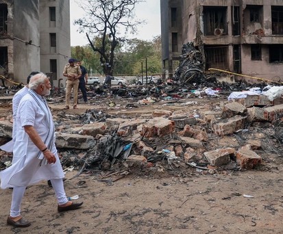 Premier Narendra Modi am Absturzort in Ahmedabad: Die Behörden nehmen Air Indias Ausbildung unter die Lupe.