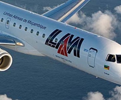 Embraer 190 von LAM: Der Pilot war alleine im Cockpit.