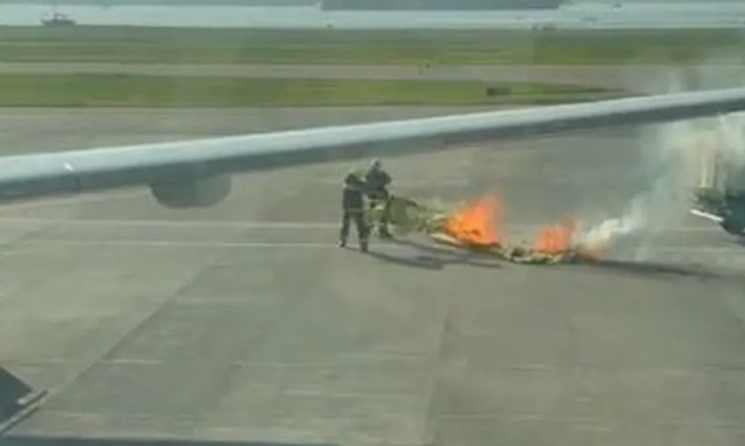 Ballon fällt auf Flugzeug, das gerade betankt wird