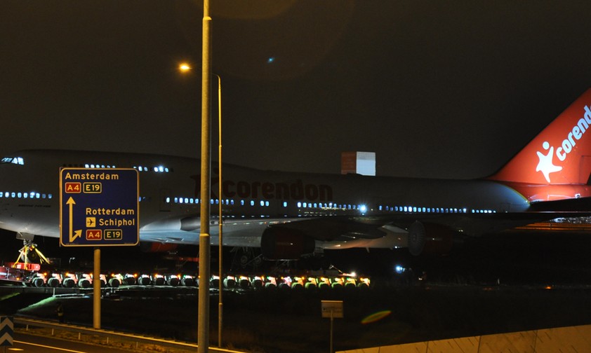 Corendons Boeing 747 steht vor der A9 bei Amsterdam: In der Nacht vom 8. auf den 9. Februar...