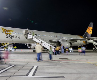 Boeing 757 in den Farben von Skyline Express: In Warschau Radom der größte Flieger.