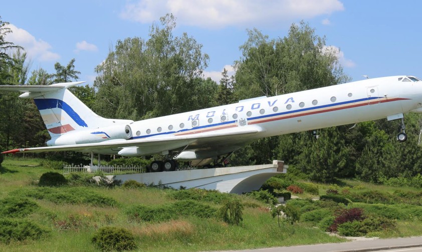 Flugzeug bei der Anfahrt zum Flughafen Chisinau: Die Regierung will einen neuen Betreiber.