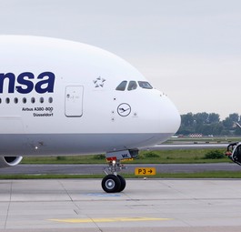 Lufthansas Airbus A380 mit dem Kennzeichen D-AIMK bei seiner Taufe auf den Namen Düsseldorf im Jahr 2014: Hebt bald wieder ab.