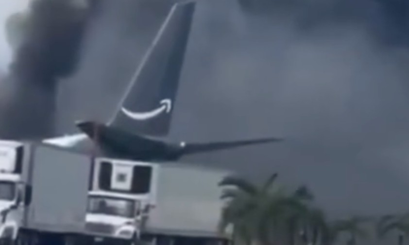Boeing 767 mit Amazon-Bemalung: Das Flugzeug schoss über eine Straße hinaus, der Flughafen wurde geschlossen. 