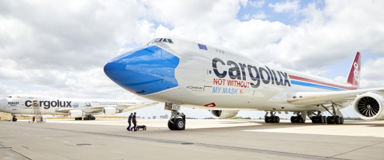 Jumbo mit Maskendesign von Cargolux: Die Airline wird keine reiner 747-Betreiber bleiben.