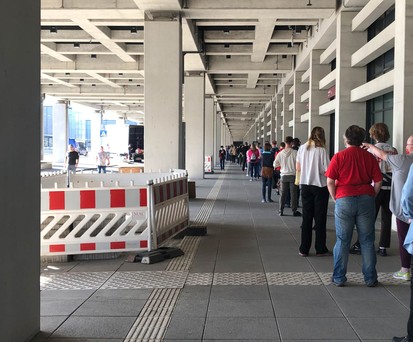 Anstehen vor dem Hauptterminal T1: Mit etwa 800 Freiwilligen wurde am künftigen Berliner Hauptflughafen BER mehrere Evakuierungen geprobt.