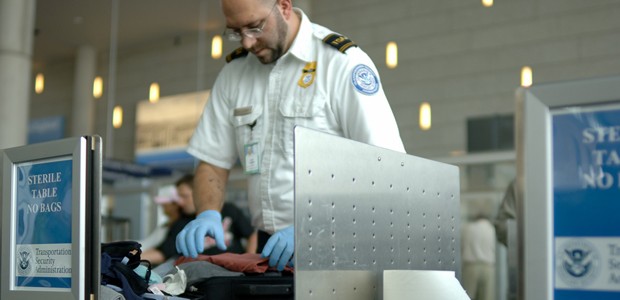 Inkompetente Manager, absurde Regeln: Der Security Check am Flughafen ist wohl der unerfreulichste Teil einer Reise.