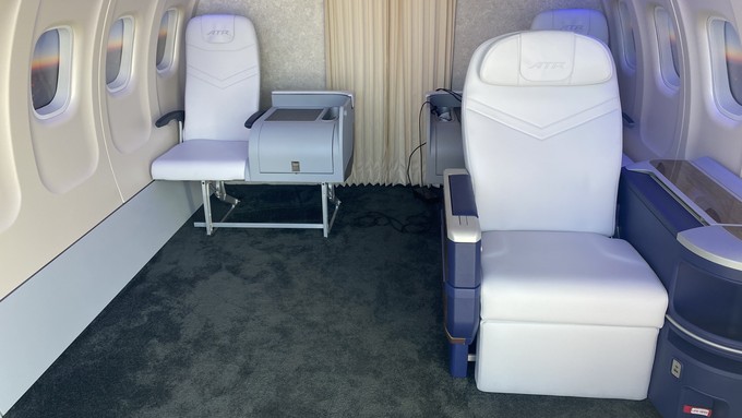 In einem Vorführmodell: Der Premium-Sitz hinten links, der Business-Class-Sitz vorne rechts.