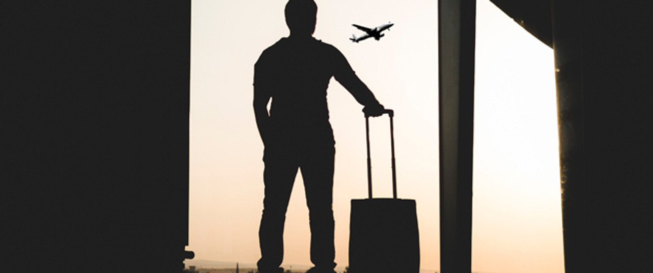 Passagier mit Koffer: Wie hoch Gepäckgebühren sind, ist nicht immer sofort klar.