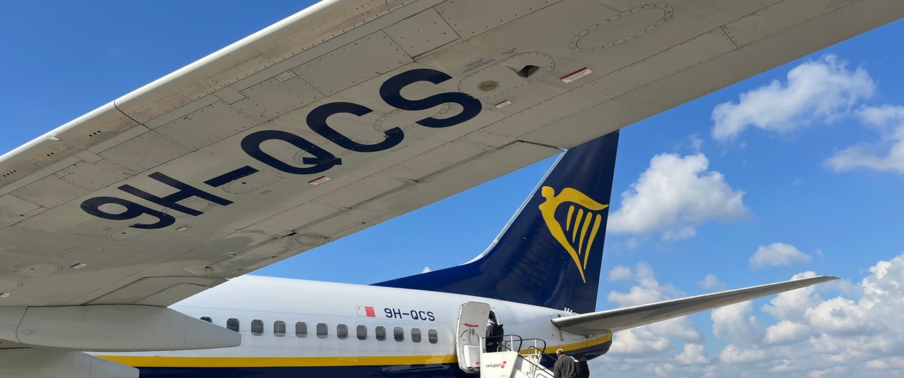 Eine Boeing 737 Malta Air am Flughafen BER: Das Cockpitpersonal verhandelt über einen neuen Tarifvertrag mit dem Management. 