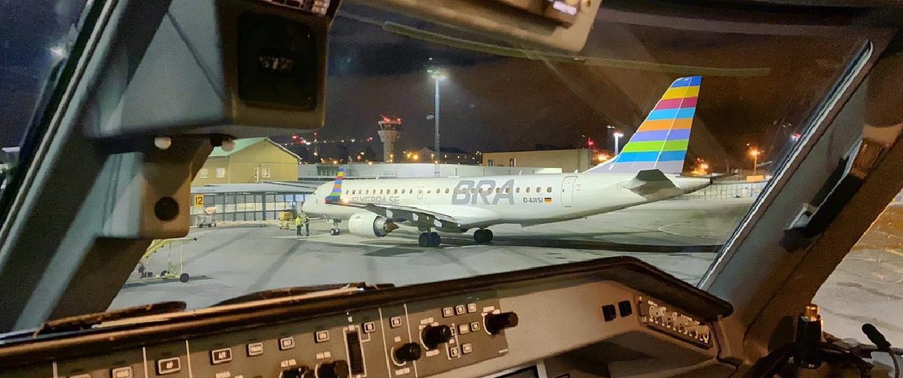 Blick aus dem Cockpit auf einen German-Airways Jet in den Farben von Braathens: Was wird aus der schwedischen Airline?