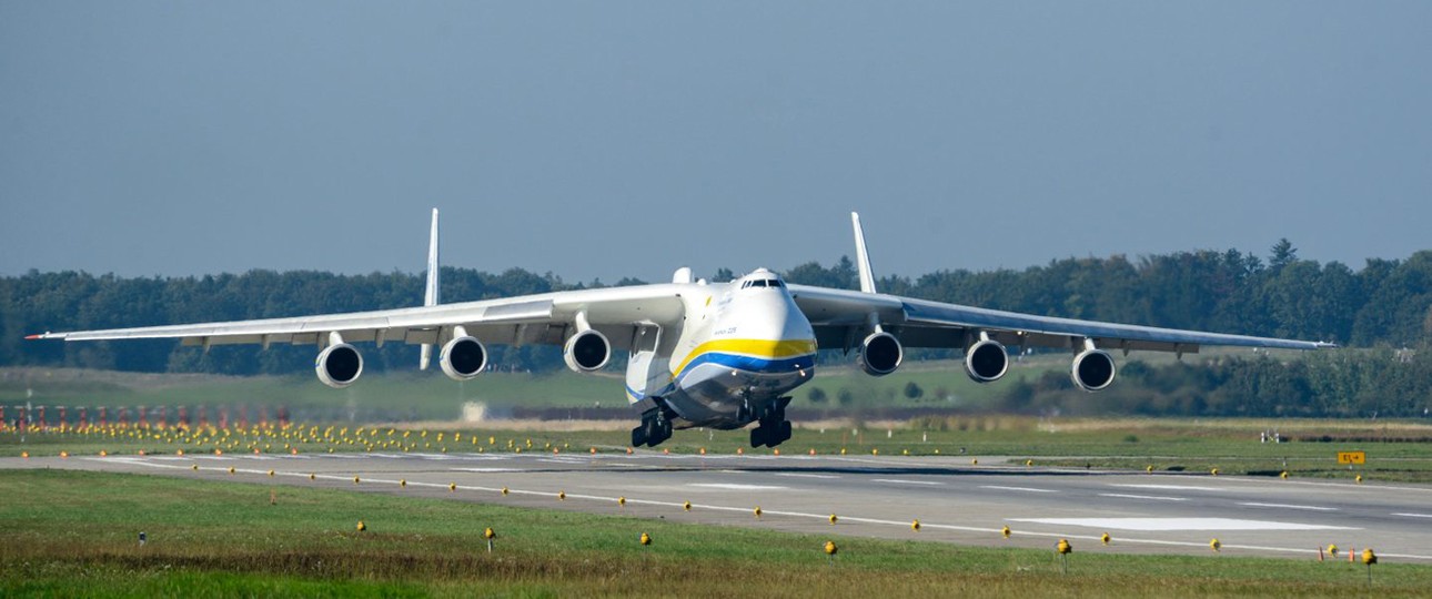 Sie hat sechs Triebwerke und es gibt sie nur ein einziges Mal weltweit: Die Antonov An-225 aus der Nähe zu besichtigen, steht auf der Bucket List von Thomas Nebel, Jojo Due und bestimmt von vielen weiteren Flugzeugenthusiasten.