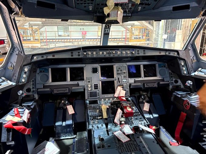 Blick ins Cockpit der HB-JHC. Auch hier werden während des Aufenthalts in Hongkong technische Kontrollen und Wartungsarbeiten durchgeführt.