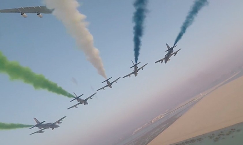 Ein Airbus A380 mit bunter Begleitung