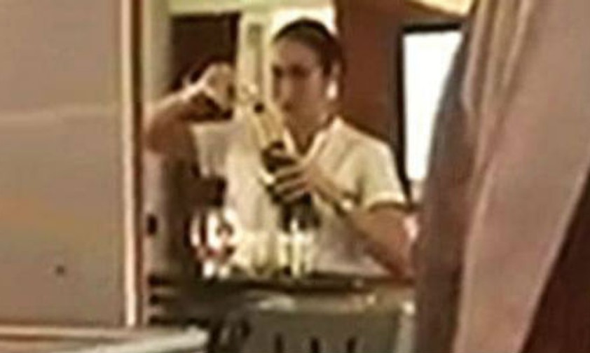 Flugbegleiterin schüttet Champagner zurück