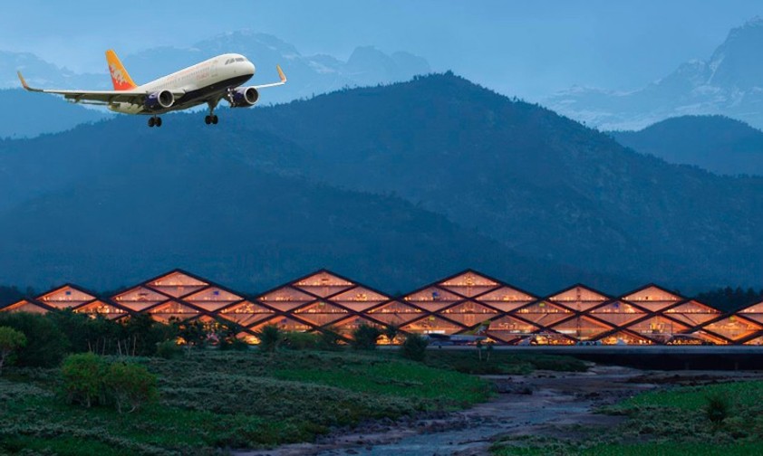 Airbus A319 von Drukair über der Gelephu Mindfulness City (Montage): Die Airline verspürt große Nachfrage.