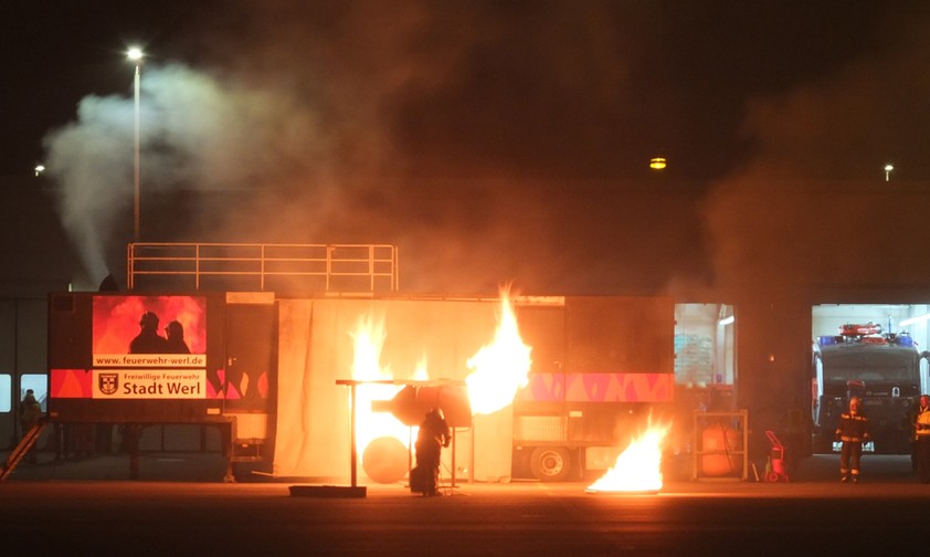Notfallübung am Flughafen Dortmund: Feuerwehrleute zünden eine Triebwerksattrappe an.