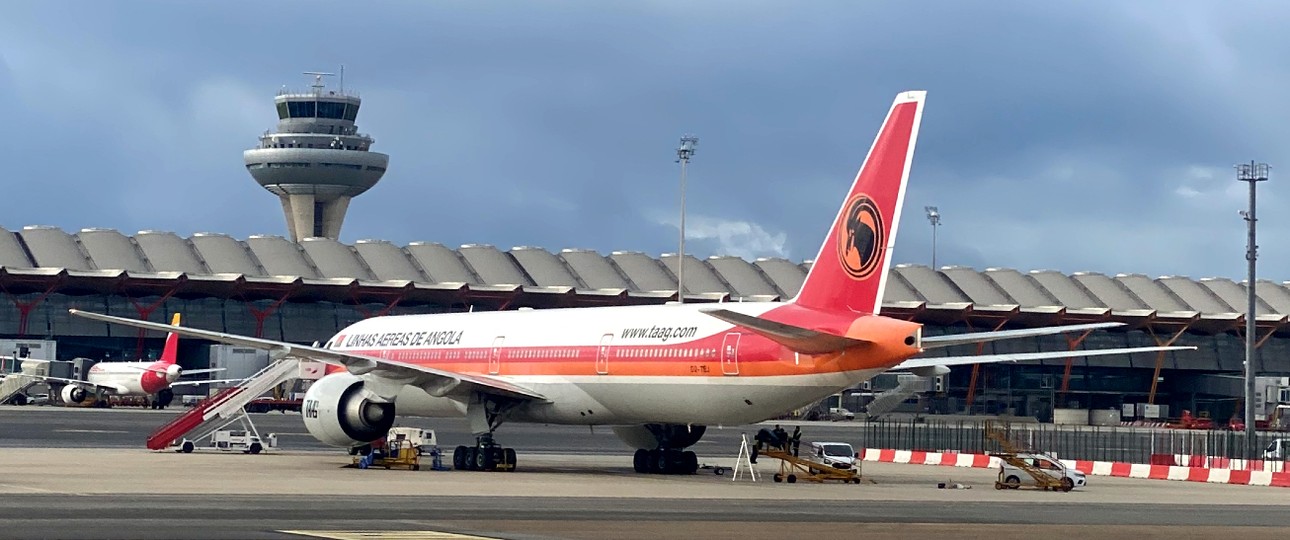Die aktuelle Bemalung an einem TAAG-Flieger in Madrid im Februar 2023.