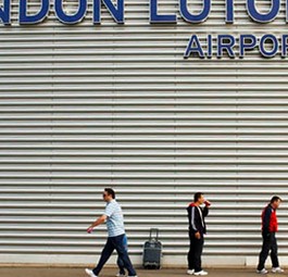 Passagiere vor dem Terminal: Luton steht auf dem Prüfstand.