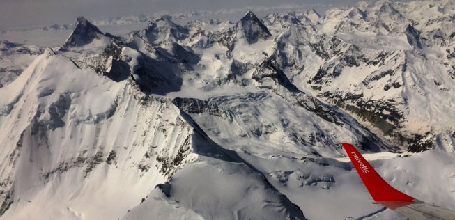 Embraer E190 über den Walliser Alpen mit Matterhorn (links): Bald für alle Passagiere buchbar.
