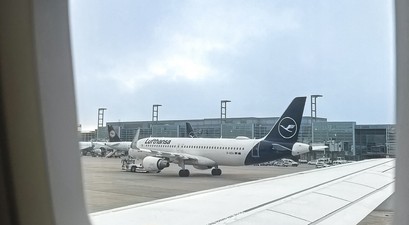 Lufthansa-Airbus A320 aus einem Flugzeug: Am 13. und 14. April fallen hunderte Flüge aus.