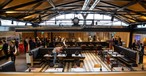 Markthallencharakter: Der zentrale Restaurantbereich der umgebauten Senator-Lounge von Swiss.